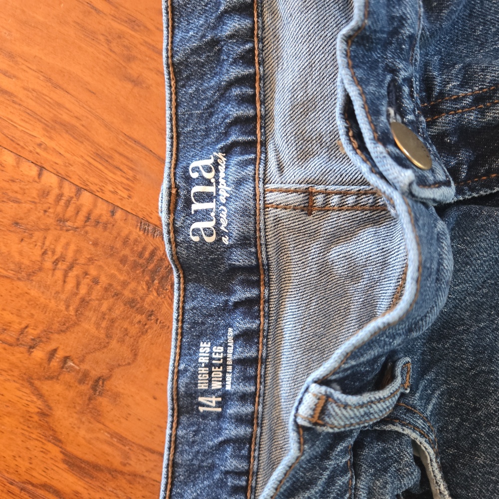 Wide Leg Women's Jeans in Medium Blue - Picture 3 of 8